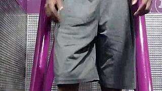 Insegnante magra scopa compagno di palestra maturo