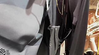 商店更衣室偷偷自慰