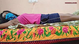 Индийска жена дразни мъжа си със секси видео