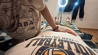 เห็นปากสุดเจ๋งจากน้องสาวต่างมารดาตอนอยู่บ้านคนเดียวหรือยัง?