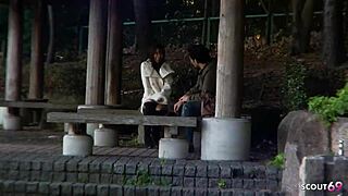 마른 일본 틴 18+이 차 안 캐스팅에서 낯선 남자에게 대담한 블로우잡 해줘