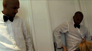 런던 키스, 두꺼운 아시아 미녀가 수영장에서 깊은 드릴링과 도기스타일, 블로우잡 즐겨