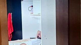 แม่เลี้ยงแอบเข้าไปในหอพักลูกชายเพื่อสอนเรื่องเซ็กส์ตอนดึกในถุงน่อง