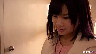 난 그 작고 18+ 일본 처녀 틴 18+이야, 공중 화장실에서 처음으로 빨아