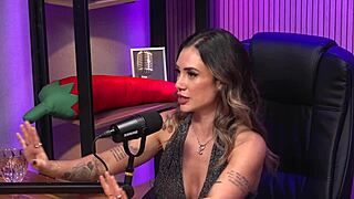 Vörös Hajú Milf Merészen Dominál BDSM Jelenetben