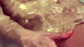 Жена си мие тялото бавно във ваната. Искам да пипна зърната й.