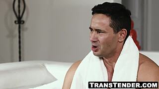 Štýlová trans babe Janelle Fennec dostáva naplnenú tesnú ritku od Kai Baileyho. On uctieva jej prirodzené cicmi.