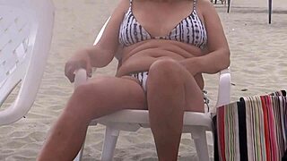 我在后妈逼里射精，她穿着比基尼炫耀