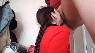 המורה פיתתה אותי והכריחה ללקק כוס שלה