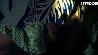 Horny 18+ Marilyn Sugar rir stor kuk-tyv!