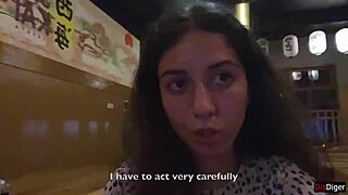 Ouais je gicle sur la tronche de cette meuf dans un bar à sushis public et elle bouffe ses makis couverts de foutre comme si de rien - cumwalk