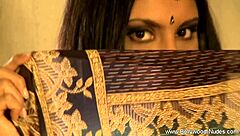 Bollywood babe strips nude for solo show