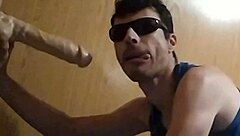 Big mouth swallows 25cm toy from lionel hearts