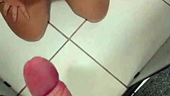 gozei na cara da puta enquanto ela geme de prazer