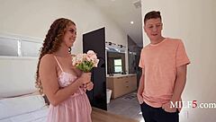 pretty milf shows off her thicc body to date?