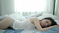 18 virgin Evelyn finally gets her cherry popped in hot action