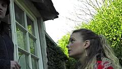 Süßes großbusiges Mädchen lutscht älterem Mann den Schwanz