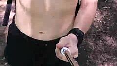 Anna Mole hodi po naravi z majhnimi 18+ sisami v kratkih hlačkah, tako erotično