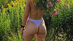 Anna Mole hodi po naravi z majhnimi 18+ sisami v kratkih hlačkah, tako erotično