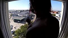 sarada nua na janela do hotel