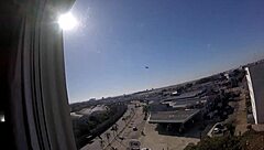 sarada nua na janela do hotel