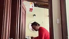 Mi Vecina Está en el Baño