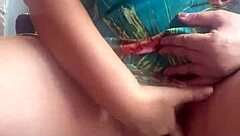 공공장소에서 면도한 보지 손가락질, 카메라에 잡힘!