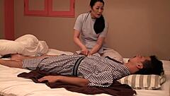 Gammel japansk massøse rir hardt på landet. Tittene hennes hopper vilt!