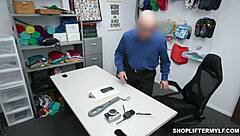 Ε, Lisey Sweet, η MILF κλέφτης, την έπιασαν να κλέβει κοσμήματα στο μαγαζί ξανά, αλλά ξεφεύγει γαμώντας τον μπάτσο σκληρά! 😏💦