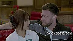 Boleh tahan waitress Asia kecil 18+ diketam?