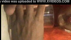 Dos videos en uno bebiendo orina!