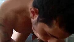 Flanelinha do sinal de trânsito ficou apertando o pau na minha frente aí levei ele pra minha laje e mami gostoso aquele pauzão