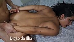 Belleza morena dominada en orgía de doble penetración perrito