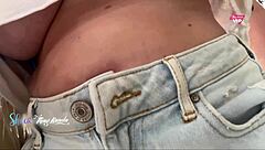 esposa gostosa fazendo compras sem sutiã toda safadinha para o vendedor