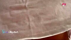 esposa gostosa fazendo compras sem sutiã toda safadinha para o vendedor