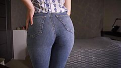 Blue jeans wearing milf showing her perfect ass and teasing