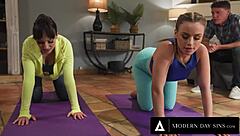 Anna Claire Clouds In 3-Way!