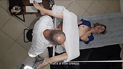 Гореща пациентка свършва силно по време на див гинекологичен преглед с пръстене