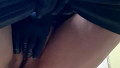 mi madrastra se toca la vagina en el baño eroticamente