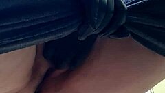 mi madrastra se toca la vagina en el baño eroticamente