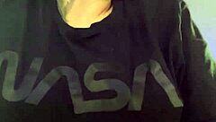 Small waist and big natural tits in public gym session