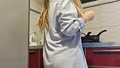 gostosa cleaning stove and getting hot