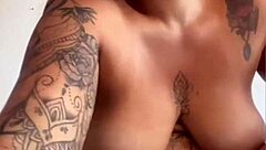 Fiz uma chamada de video no apartamento do cara que eu acabei de conhecer no final dei um presentinho pra ele