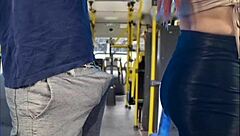 학생이 붐비는 버스 안에서 더듬히다?