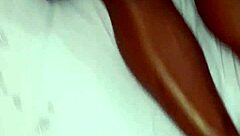 Corno não resistiu e gozou assistindo a esposinha sentando na minha tora