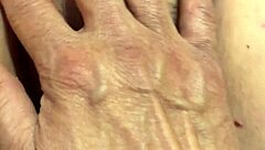 Wrijven en vingeren van de sappigste kut voor intense kreunen