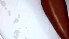 Corno não resistiu e gozou assistindo a esposinha sentando na minha tora