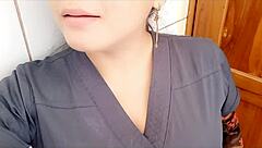 El comportamiento de mi madrastra comienza a tornarse algo extraño cuando va a los servicios higenicos ella se toca la vagina y acaricia eroticamente su cuerpo de zorra porno real casero