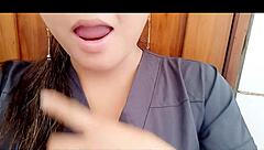 El comportamiento de mi madrastra comienza a tornarse algo extraño cuando va a los servicios higenicos ella se toca la vagina y acaricia eroticamente su cuerpo de zorra porno real casero