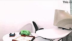 Σκατά, η Aletta η καστανή MILF γραμματέας γαμήθηκε από τον αφεντικό!